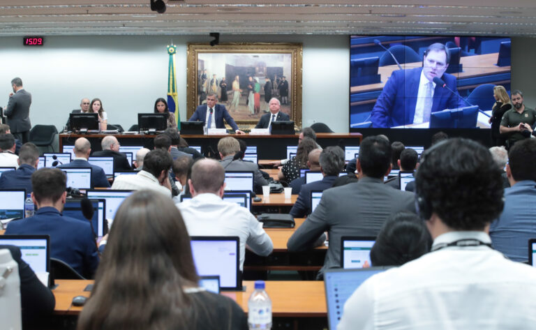 CCJ dá sinal verde a PEC que propõe fim da escala 6×1