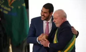 Jorge Messias posa para foto com Lula na posse dos ministros (foto: Fátima Meira/Futura Press/Folhapress)