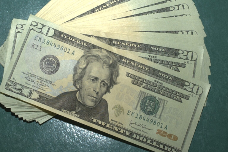 Dólar fecha abaixo de R$ 5 pela primeira vez em dois anos