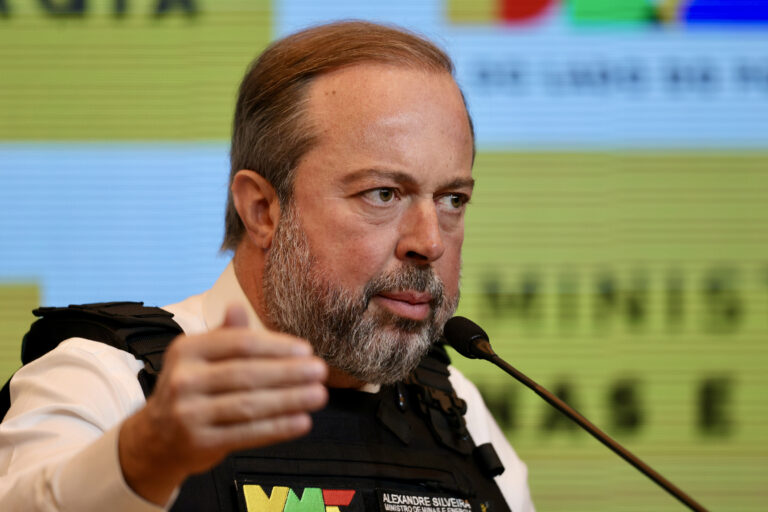 Governo quer elevar etanol na gasolina para 32%, diz Silveira
