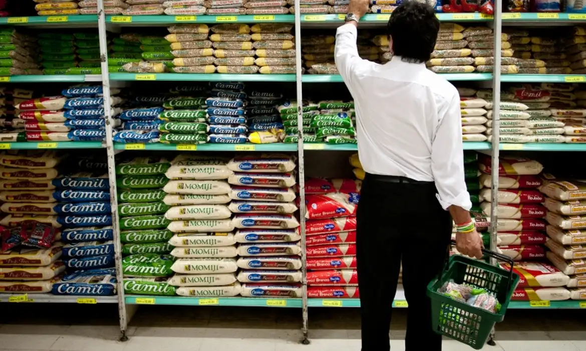 Alta da cesta básica consome quase metade da renda dos brasileiros