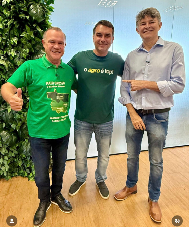 Flávio Bolsonaro é destaque em feira do agro em MT
