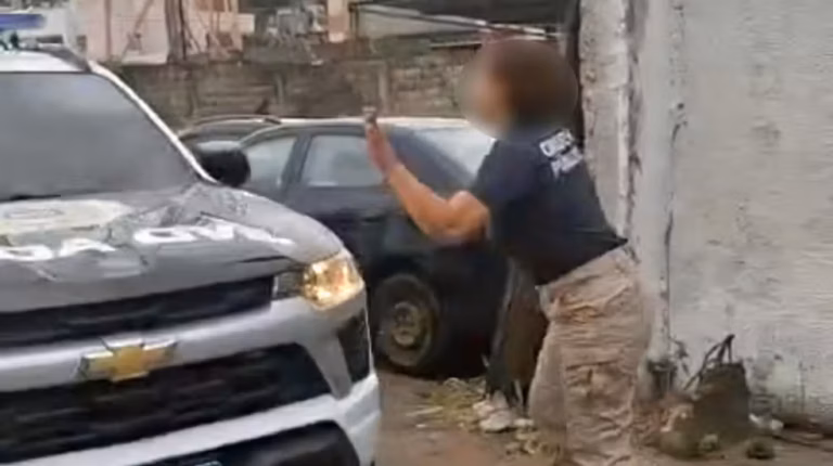 Policiais invadem pátio da prefeitura e retiram viatura à força no Rio