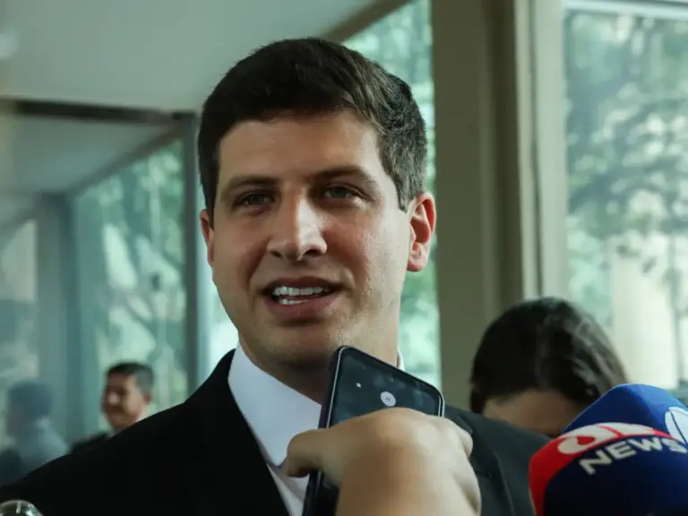 João Campos toma nota da comunidade por priorizar gastos em publicidade