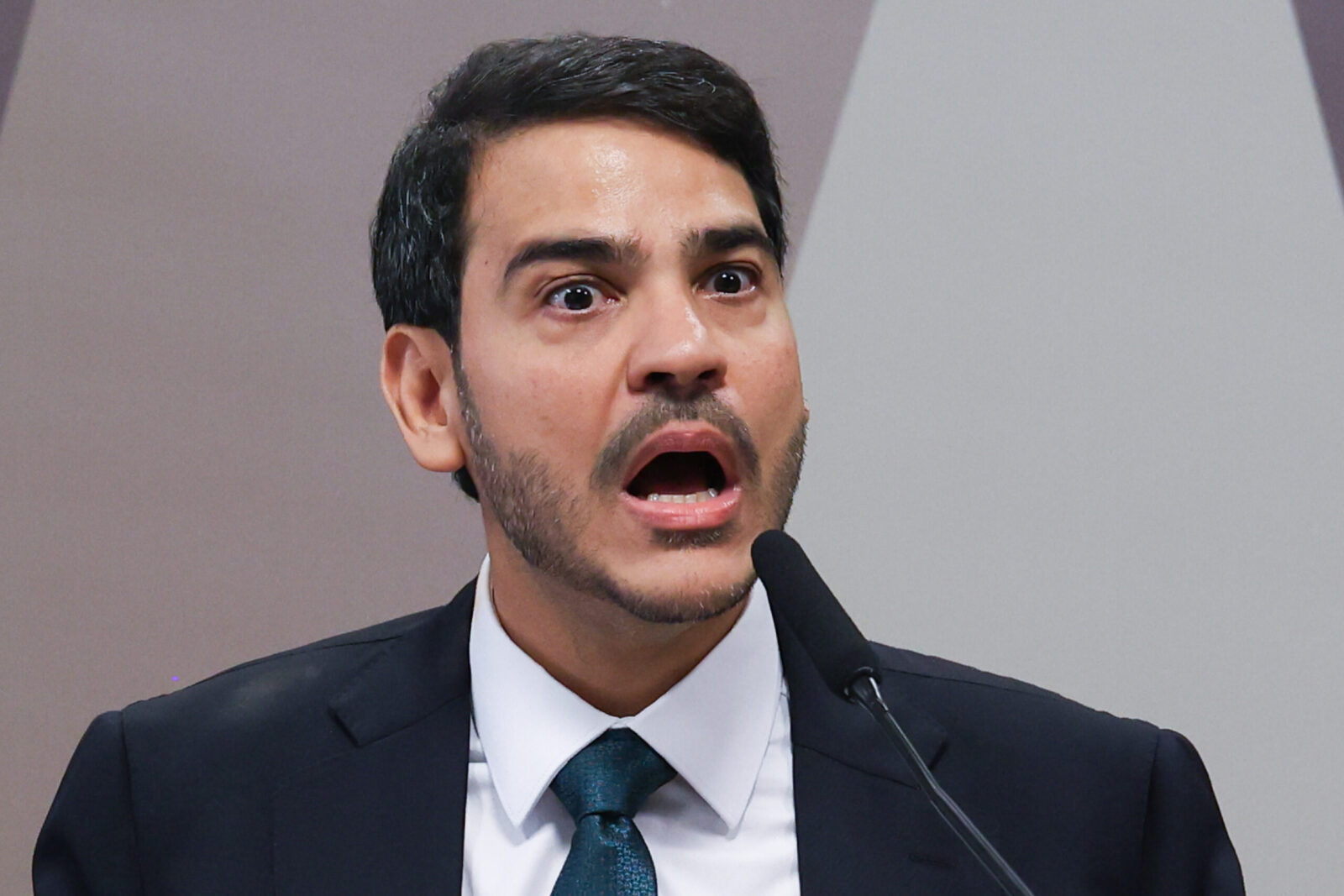 Messias diz a Lula que vai deixar AGU