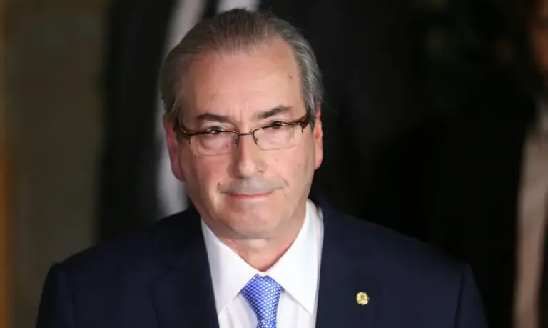 Dino manda bloquear 6 milhões de Cunha por indicação de emendas