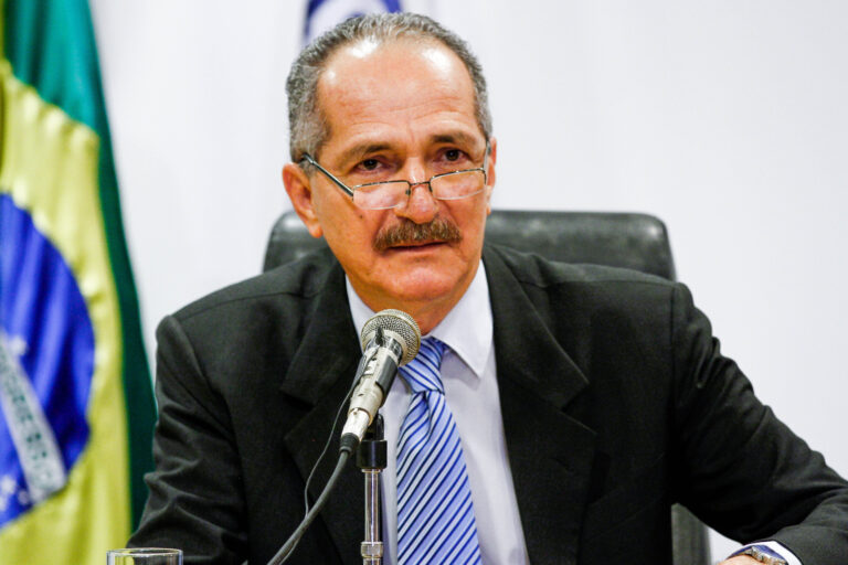 DC abre processo para expulsar Aldo Rebelo após crise interna