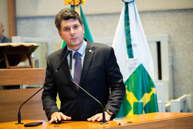 “Jornalismo exige coragem e independência”, diz Eduardo Pedrosa ao homenagear Claudio Dantas na CLDF