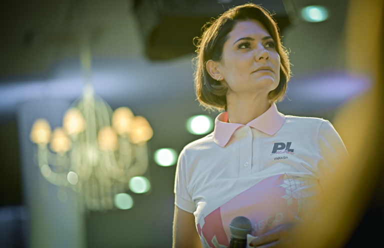 Michelle Bolsonaro volta a criticar aliança da direita com Ciro Gomes