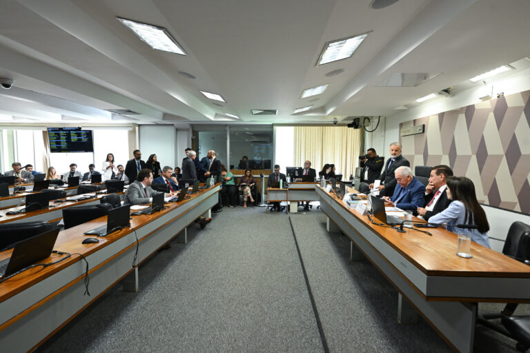 Senado aprova Pix Pensão na CCJ e projeto avança ao plenário