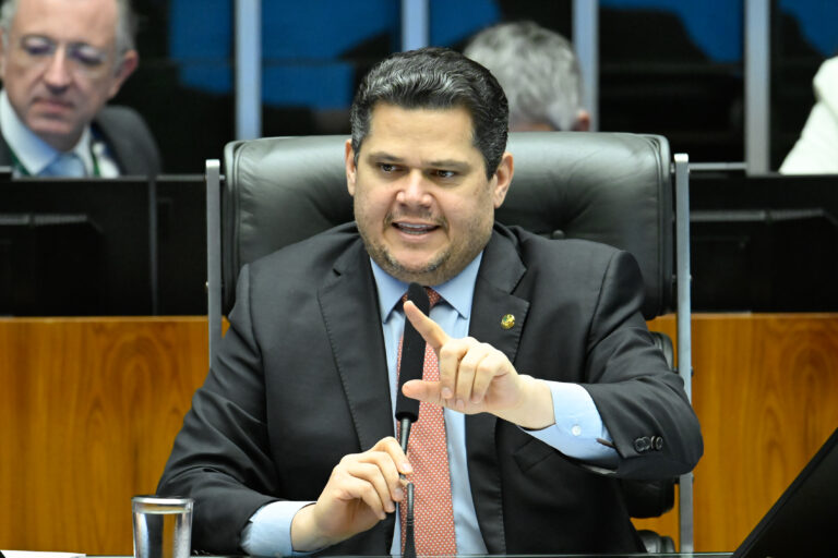 Congresso derruba veto de Lula e libera doações em ano eleitoral