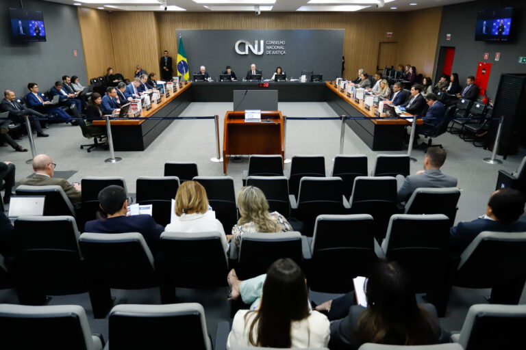 CNJ impõe contracheque único a juízes para frear supersalários
