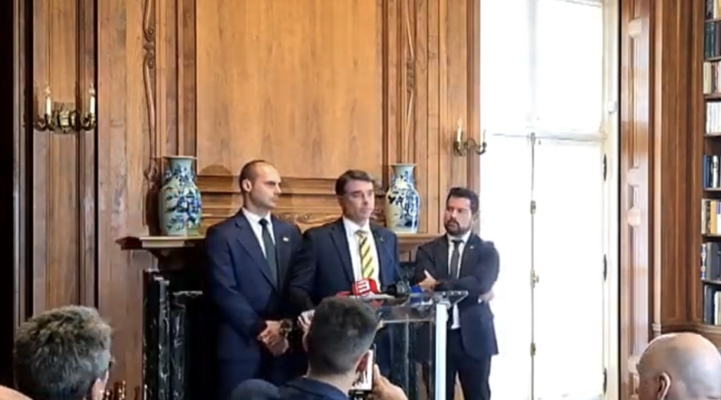 Flávio Bolsonaro dá coletiva após encontro com Donald Trump