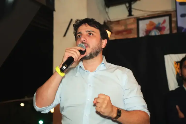Renan Santos critica Flávio por articulação contra PCC e CV