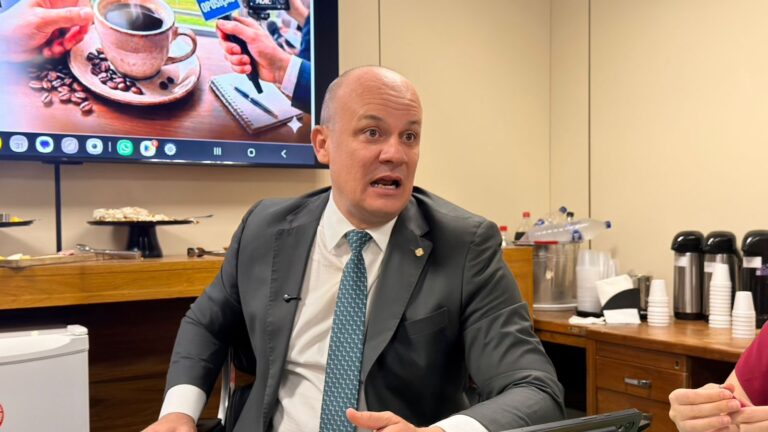 “Não vamos passar pano” no caso Master, diz líder da oposição