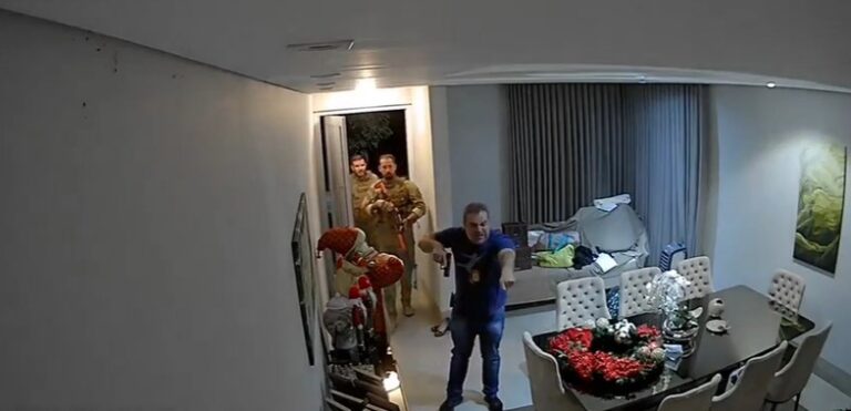 Delegado que invadiu casa de empresária mantém cargo