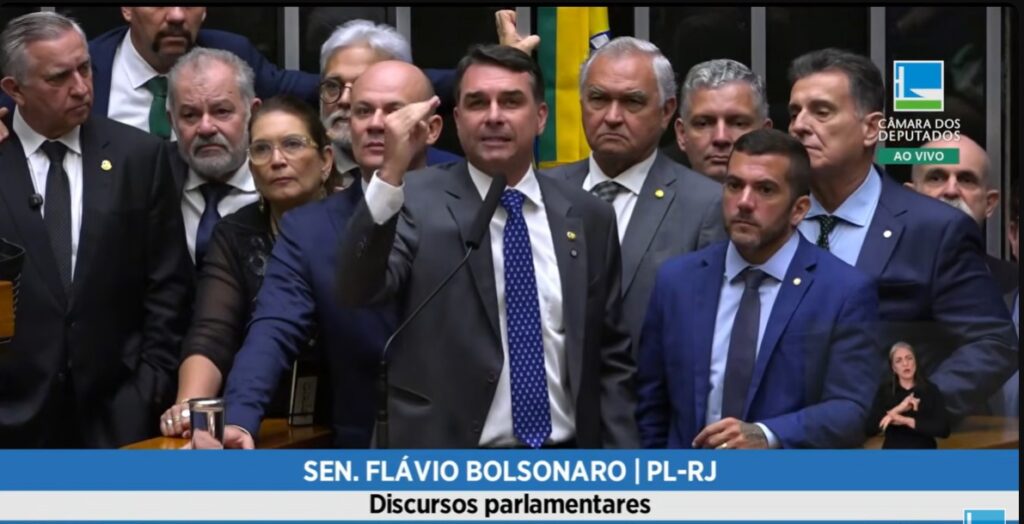 Flávio Bolsonaro sobe o tom no Senado, cobra CPMI do Banco Master, desafia governo Lula e diz que oposição vai impedir projeto de poder do PT