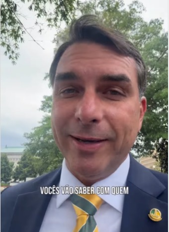 “Daqui a pouquinho vocês vão saber com quem”, diz Flávio Bolsonaro ao entrar na Casa Branca