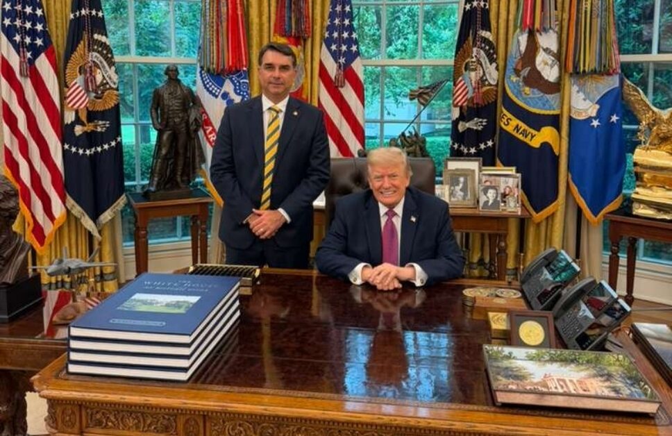 Flávio Bolsonaro com Donald Trump
