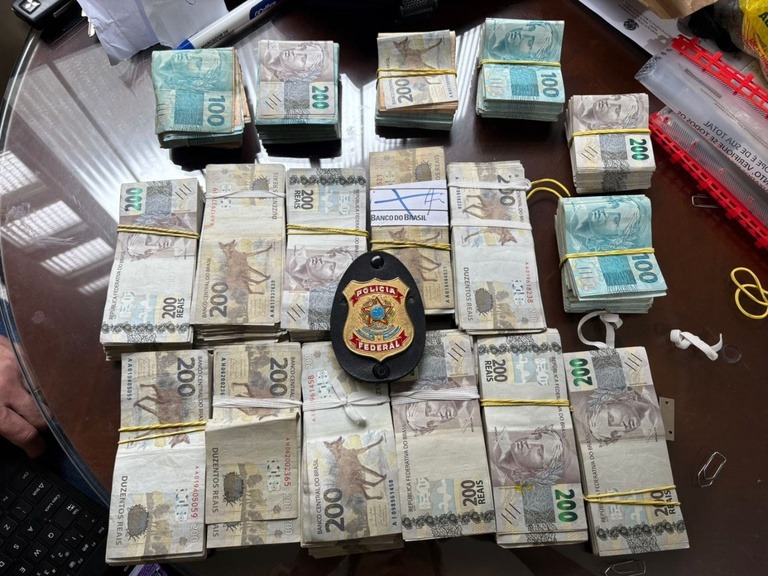 PF apreende R$ 287 mil, carros de luxo e celulares em nova fase da operação sobre fraudes no INSS