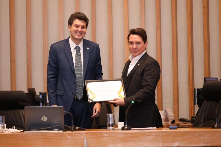 CLDF homenageia Claudio Dantas com título de cidadão honorário