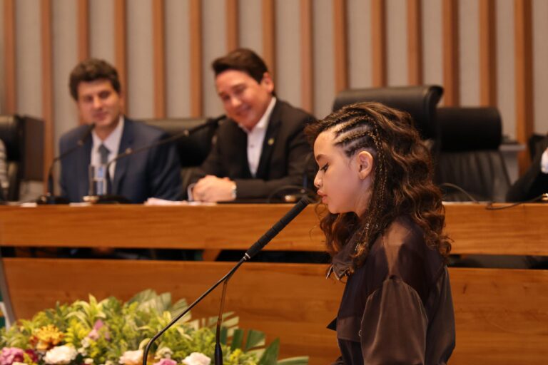 Filha de Claudio Dantas emociona público durante homenagem ao jornalista na CLDF