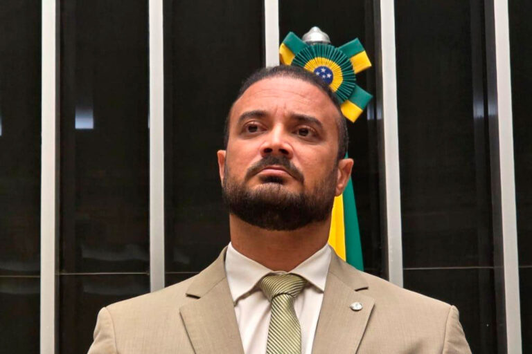 PEC que reduz maioridade penal é protocolada na Câmara