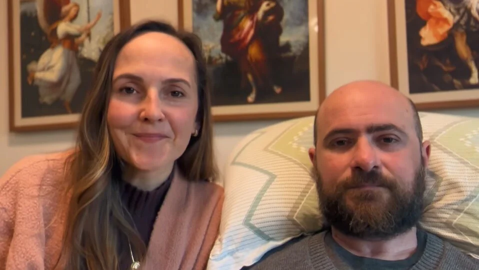 O casal de influenciadores que ensinavam os seis filhos em casa desde 2018. (Foto: Reprodução /YouTube/Déia e Tiba)