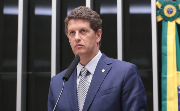 “Se colocar o Mello Araújo, eu retiro a minha candidatura”, diz Salles a Eduardo