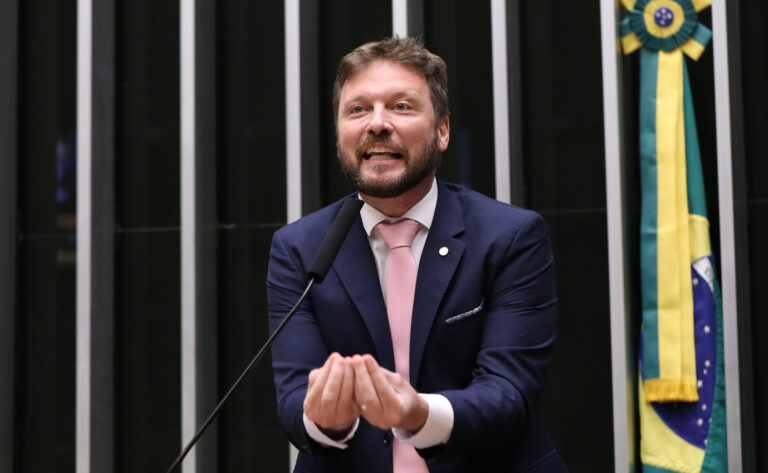 Em crítica ao debate sobre escala 6×1, deputado do PL propõe salário mínimo de R$ 100 mil