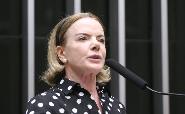 Gleisi vê espaço para indicar mulher ao STF após derrota de Messias