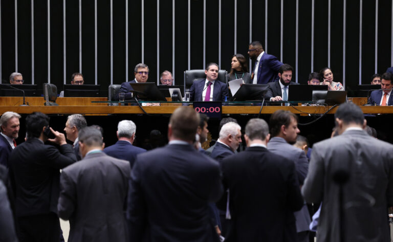 Fim da escala 6×1 é pautada hoje no plenário