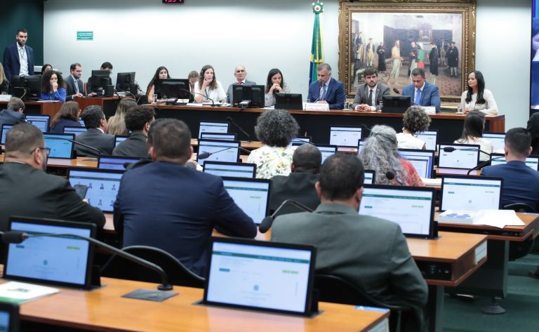 CCJ adia votação da PEC da maioridade penal após pedido da esquerda