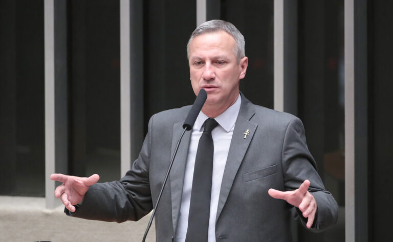 Sanderson aciona PGR contra MEC e FNDE por atraso em livros em braille