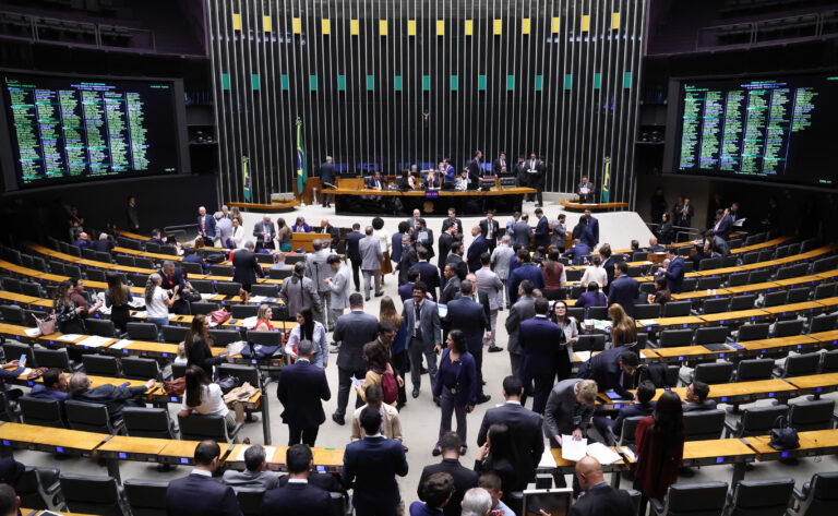Urgente: Câmara aprova PEC que acaba com escala 6×1