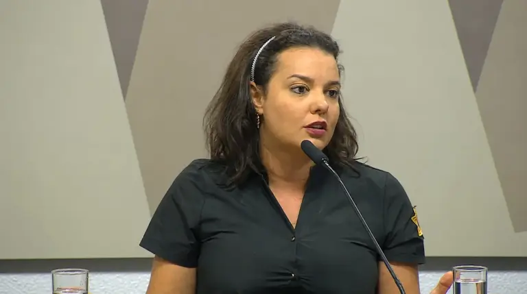 Justiça manda Meta bloquear perfis de médica que questionou vacinas