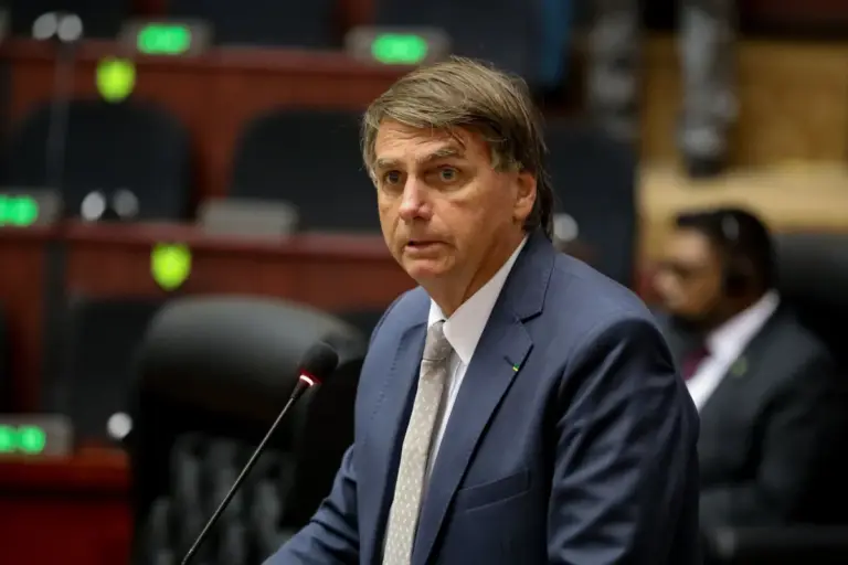 Bolsonaro retorna para a prisão domiciliar após receber alta