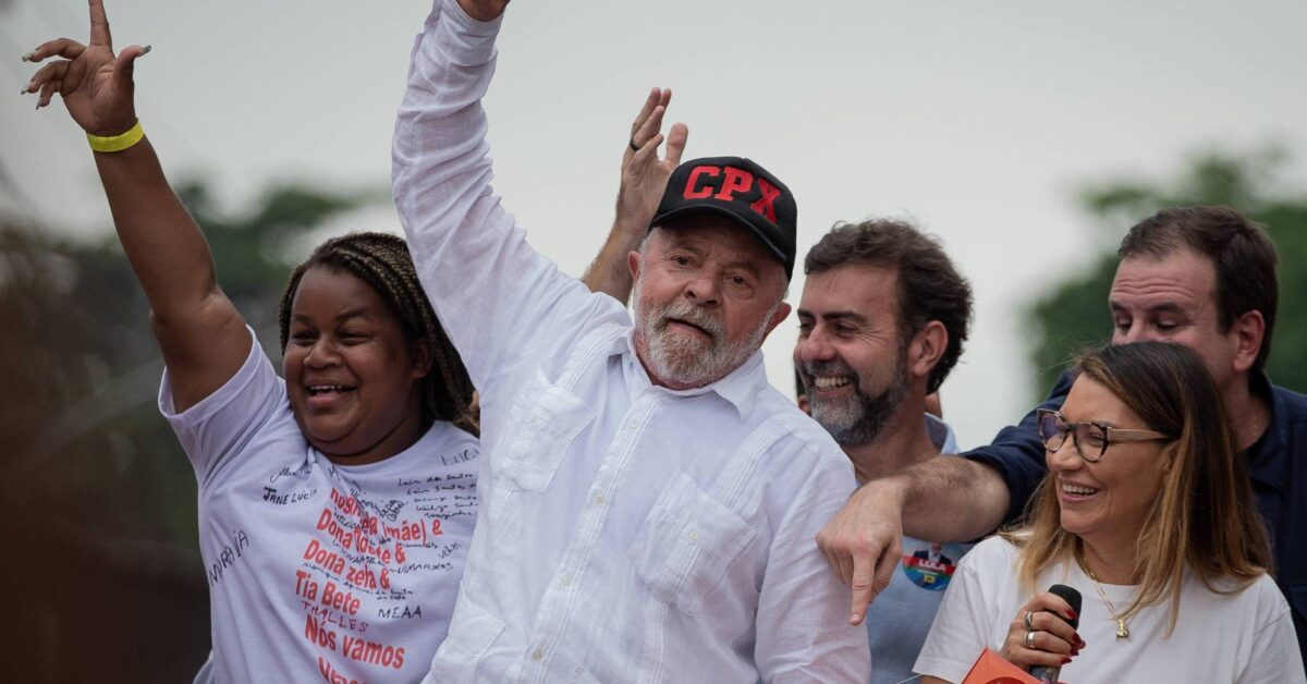 Lula com boné do complexo do Alemão na campanha de 2022