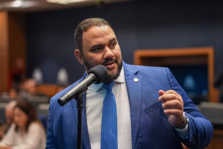 PF prende deputado estadual do RJ por fraudes na Educação
