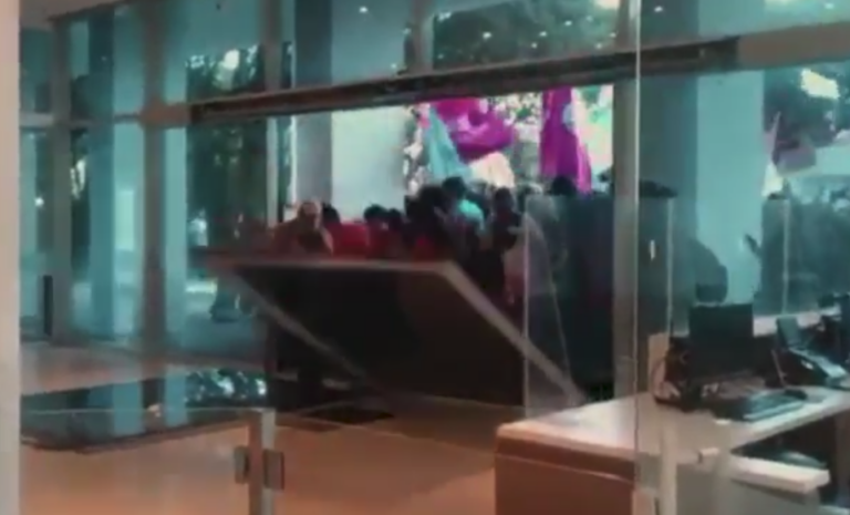 Estudantes e militantes de esquerda invadem reitoria da USP
