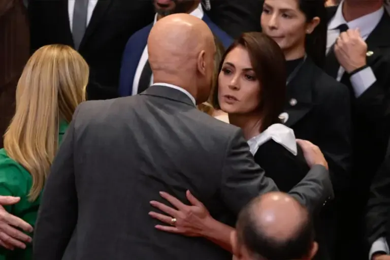 Moraes nada fez quando Michelle divulgou cartas de Bolsonaro