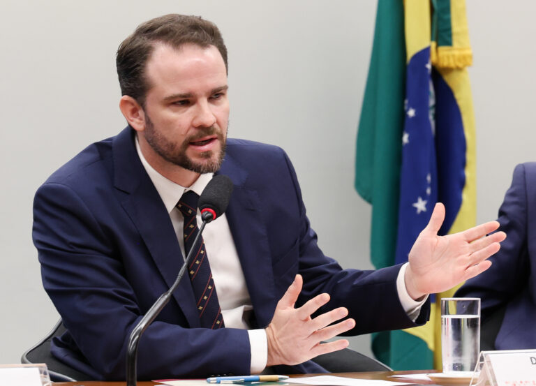 Durigan isenta Alcolumbre e atribui pautas-bomba à pressão de setores