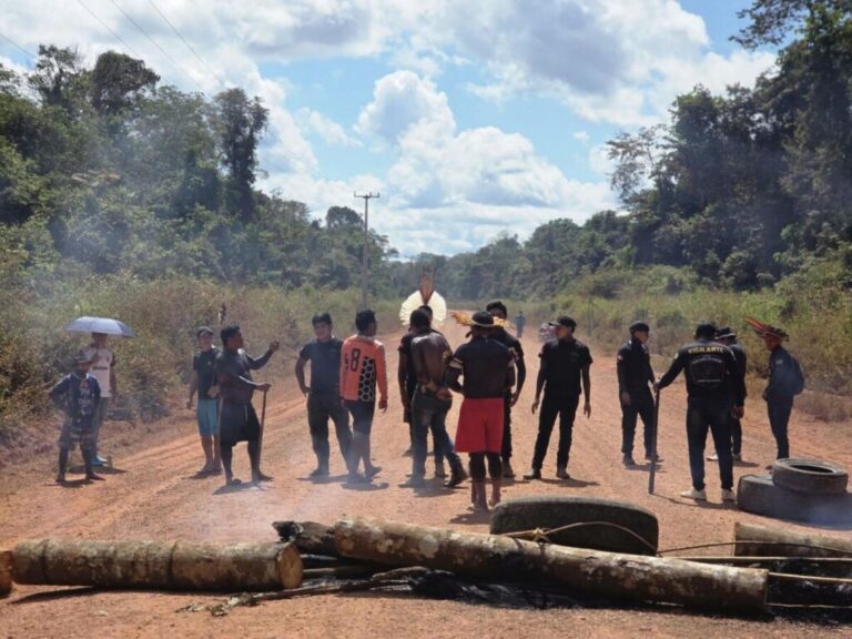 Indígenas cobram caminhonetes prometidas pelo DNIT ao bloquear rodovia no Pará