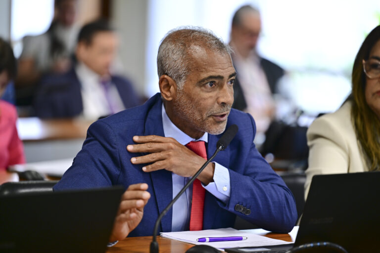 Romário abandona PEC da oposição e anuncia voto a favor do fim da escala 6×1