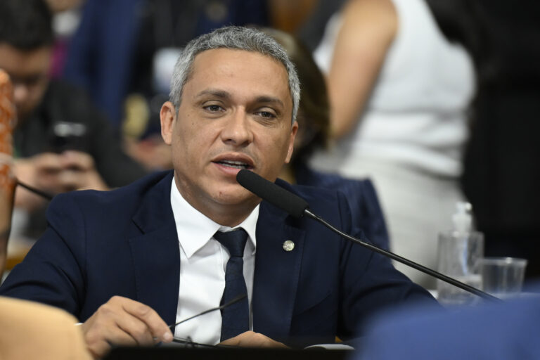 Após receber alta, Gayer volta a ser internado por obstrução intestinal