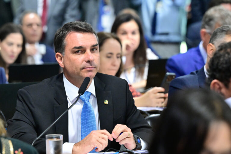 Flávio aciona STF contra Lula por fala sobre enforcamento