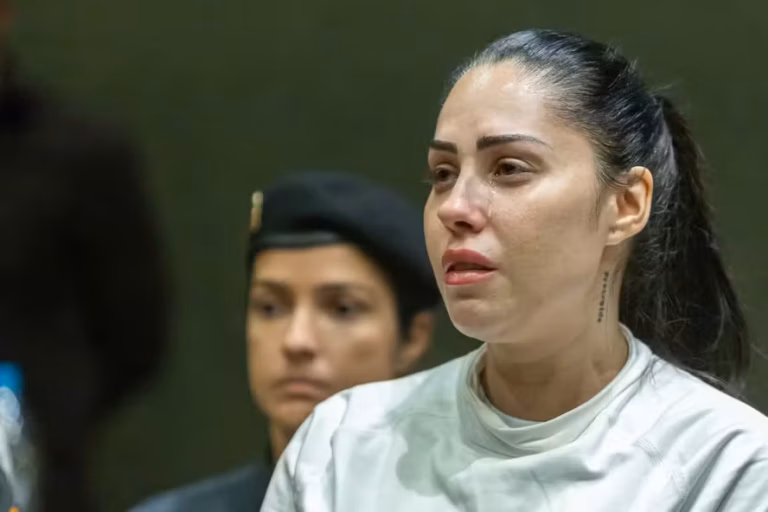 Mãe de Henry Borel deixa a cadeia após receber perdão judicial