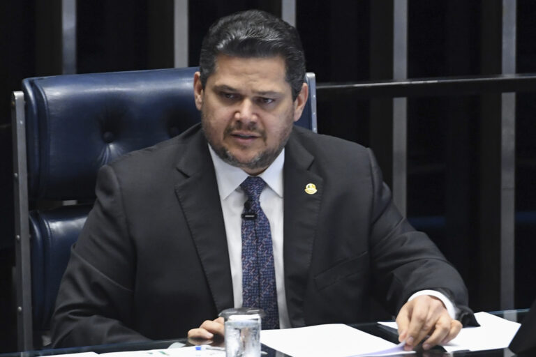 “Não serei intimidado”, diz Alcolumbre ao negar ter recebido US$ 30 milhões de Vorcaro