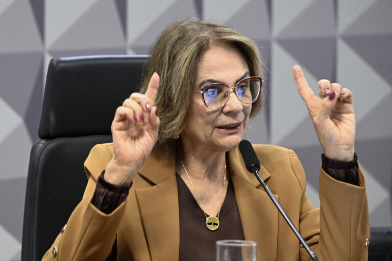 “Não vou. Acho que a Michelle também não”, diz Damares sobre evento de Flávio Bolsonaro