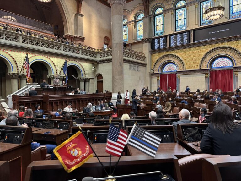 Nova York aprova lei que troca “mãe” e “pai” por linguagem neutra